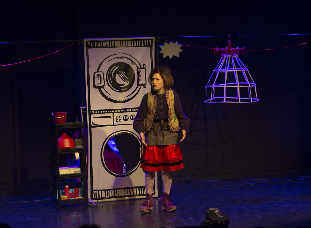 Imaxe do escenario e a actriz de Bravas