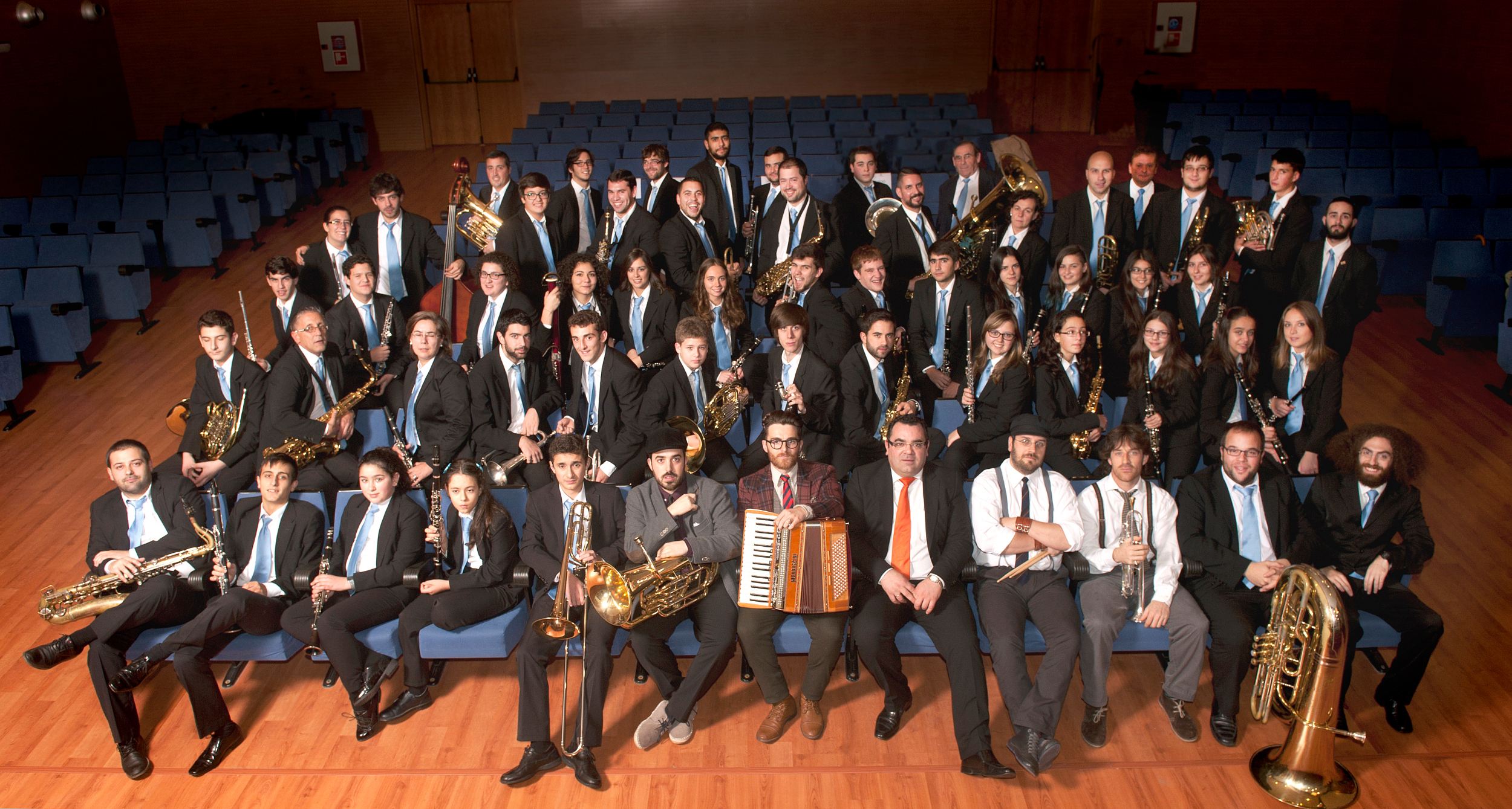Caxade coa banda en Compostela