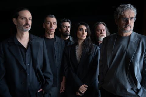 Imaxe da banda portuguesa Cara de Espelho, na que aparecen os seus membros mirando á cámara