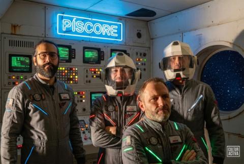 Os membros de Píscore aparecen vestidos de astronautas nunha nave espacial no seu novo espectáculo