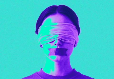 Un Veciño Normal - ilustración muller coa boca e os ollos tapados sobre un fondo de cor turquesa