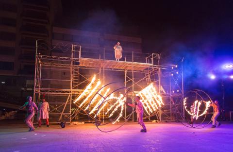 Xarxa Teatre - Papers! espectáculo de rúa con pirotécnicos